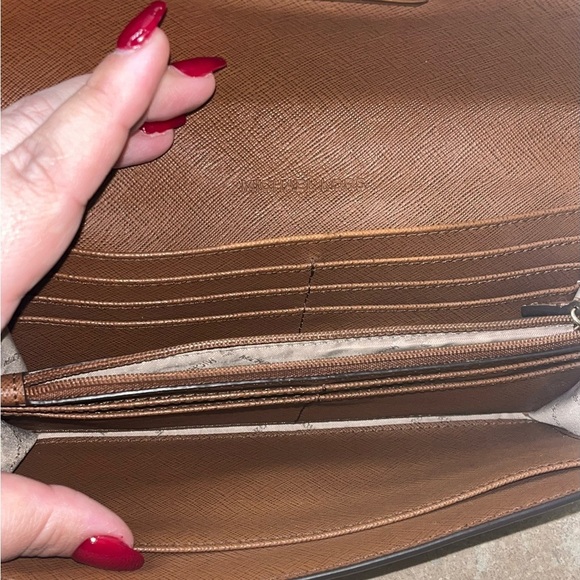 MICHAEL KORS KINSLEY Brown Leather Carryall Gold-Tone Hardware Wallet - Picture 11 of 16